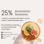 Inhalt_Beauty_Drink_Hyaluron-20mljpg | Performance Nutrition Schweiz 25 fermentiertes Konzentrat mit Textangaben zu Vitaminen und Mineralstoffen Liste der Vorteile und Obst Glas Dekor rechts